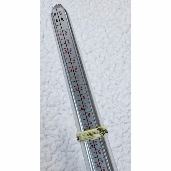 (VTG) Cream/Black Scrimshaw-Style Mermaid/Seashell Nautical-Themed Carved Ring - Picture 10 of 11